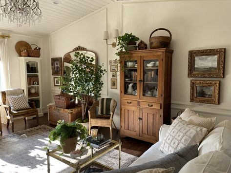 Salons Cottage, Pine And Prospect Home, Pine And Prospect, Modern Cottage Homes, Cottage Style Living Room, Sala Vintage, Lots Of Plants, Interior Vintage, Cottage Living Rooms