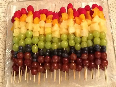 Rainbow Fruit Kabobs, Fruit Appetizers, Fruit Platter Designs, Healthy Party Food, Fruit Skewers, Fruit Kabobs, Rainbow Fruit, Party Food Platters, Party Platters