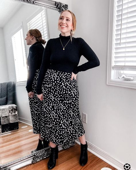 Courtney Monika | Outfit Inspo on Instagram: “S T Y L E T I P: Just because the weather is colder, doesn’t mean you need to stop wearing skirts. Pair it with a turtleneck and your…” Teacher Style, Maxi Skirt Outfits, Floral Maxi Skirt Outfit, Maxi Skirt Outfit, Turtleneck Outfit, Black White Outfit, Floral Maxi Skirt, White Outfit, Black And White Floral