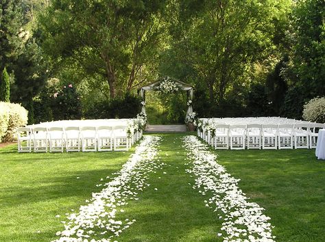 Gorgeous white rose petal ceremony aisle! Weddings Forest, Bedroom Cottagecore, Cottagecore Bedroom, Fashion Cottagecore, Cottagecore Wallpaper, Cottagecore Room, Weddings Dress, Ceremony Outdoor, Weddings Outdoor