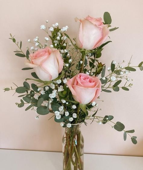 Pink roses for your lovely receiver! Here at Market Garden floral we are destined to bring beauty to your home! Order your roses at marketgardenfloralco.com or call us at 407-757-2001 to place your order! #roses #flowers #flowerphotography #local Rose Bouquet In A Vase, Pink Vase Centerpieces, Simple Flower Centerpieces, Flower Arrangements Roses, Simple Floral Decor, Simple Flower Bouquet, Simple Floral Arrangements, Simple Bridesmaid Bouquets, Simple Floral Centerpieces