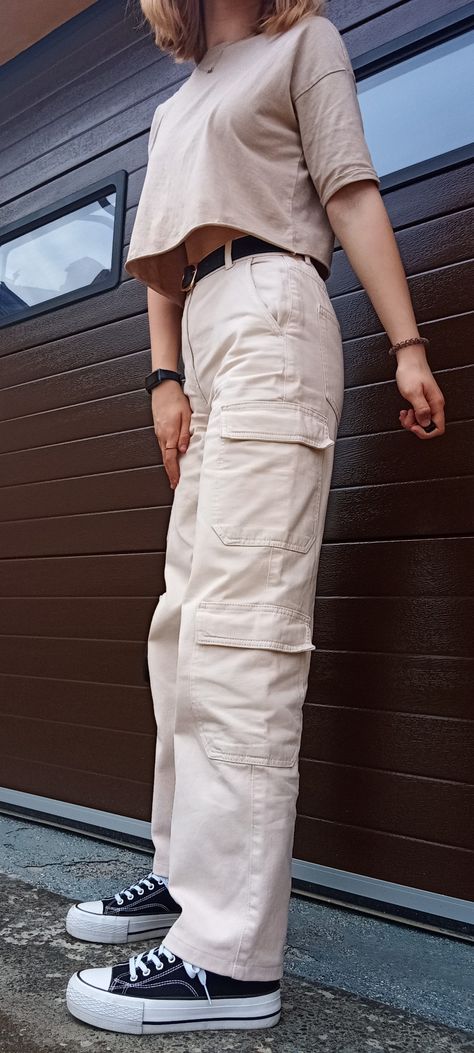 White Sneakers Casual Outfit, Wide Leg Cargo Pants Outfit, Cream Pants Outfit, Casual Neutral Outfits, Joggers Outfit Women, Beige Cargo Pants, White Cargo Pants, Wide Leg Cargo Pants, Khaki Cargo Pants