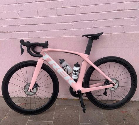 @the_ultimate_bikes’s Instagram photo: “#Repost @matt.shar.cycle # ・・・ Blush #trekmadone #womencycling #cyclingheaven #cyclinglife” Bicycle Paint Job, Simple Bike, Trek Road Bikes, Trek Madone, Skateboard Boy, Pink Bike, Bicycle Painting, Trek Bikes, Fixed Bike