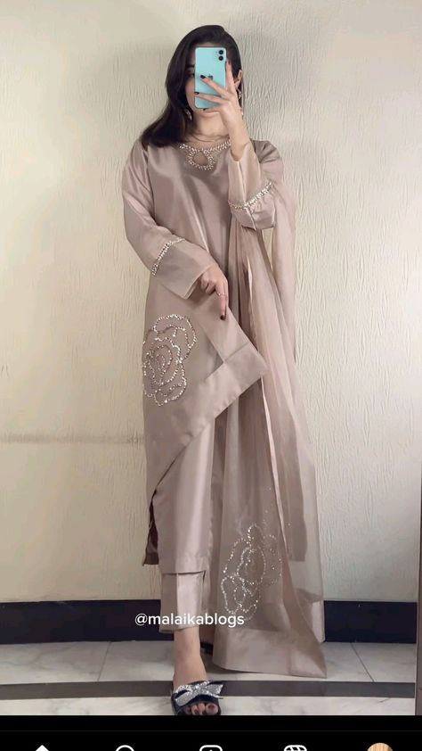 Eid inspo🌙❤ -  #Eid #inspo Pakistani Stylish Suits, Pakistani Classy Outfits, Silk Suit Designs Pakistani, Eid Dress Inspo Pakistani, Party Wear Abaya Designs, Eid Dress Ideas Simple, Silk Dress Ideas Pakistani, Pakistani Outfits Party Wear Pakistan, Simple Pakistani Suits Casual