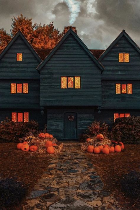 Facts About the Salem Witch House Salem Witch House, Salem Massachusetts Travel, Massachusetts Travel, Spooky House, Halloween Tattoo, Salem Ma, Salem Witch, Witch House, Autumn Scenery