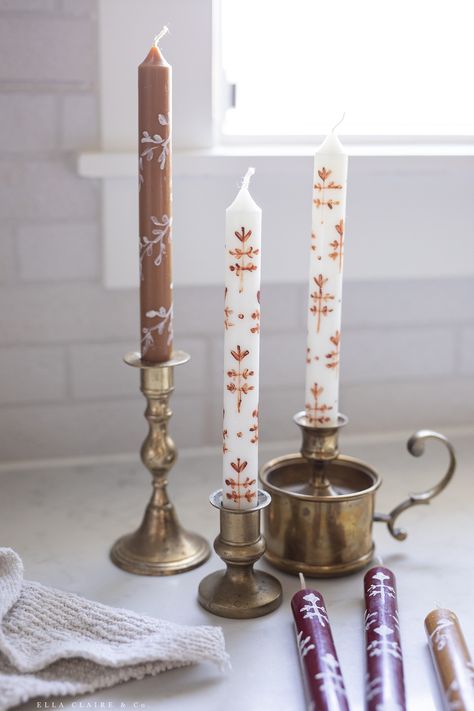 Make easy painted candles for fall, Christmas and other holidays. They are a thoughtful gift idea and look beautiful on an autumn dinner table. The Best Christmas Gifts, Candle Making Easy, Painted Candle Ideas, Handmade Christmas Candles, Nice Homemade Christmas Gifts, Lamp Filler Ideas, Diy Selling Ideas, Painting Candle Sticks, Easy Candle Painting