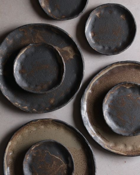 Heth plates #eleaceramics #elealelimouzin #ceramics #pottery #poterie #céramique #decoration #tableware #handmade #wabisabi Black Plates And Bowls Set, Hand Built Ceramic Plates, Black Dishes, Rustic Dishes, Rustic Plate, Ceramics Plates, Rustic Dinner, Plates Handmade, Wabi Sabi Ceramics