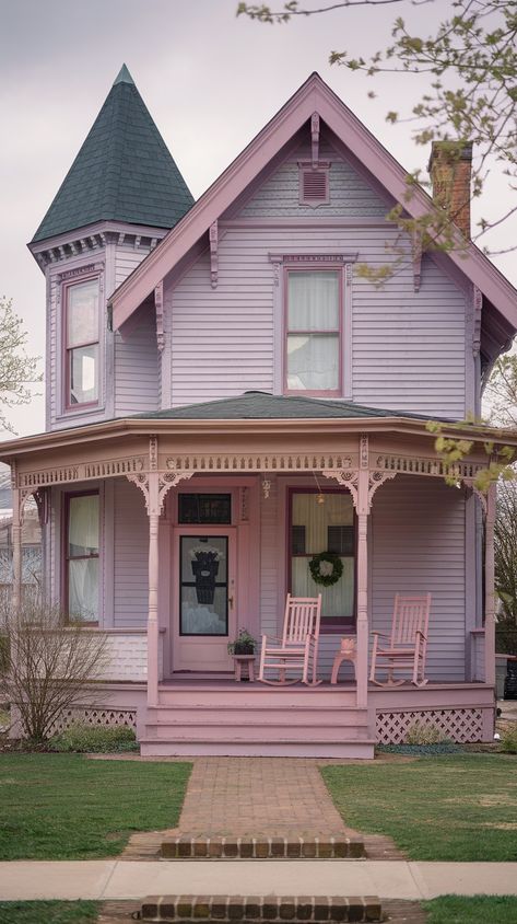 A Beautiful 𝐕𝐢𝐜𝐭𝐨𝐫𝐢𝐚𝐧 𝐇𝐨𝐮𝐬𝐞💕💕💕 Back Of Victorian House, House Designs Exterior Victorian, Small Victorian Home Exterior, Old Victorian Homes Exterior, Victorian Cottage Exterior, Southern Victorian Homes, Small Victorian Home, Small Victorian Homes, Ceramics House