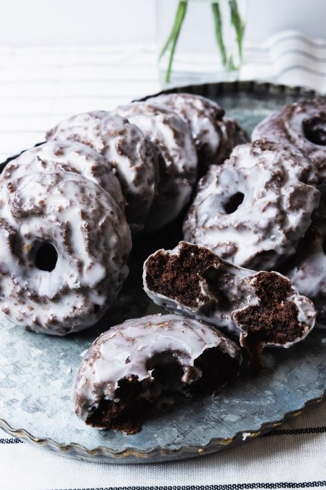 Chocolate Old-Fashioned Donuts have a rich chocolate flavor and tender, moist crumb. The glaze adds a perfect touch of sweetness! Cake Doughnuts, Doughnut Cake, Doughnut Recipe, Chocolate Donuts, Baked Donuts, Cake Donuts, Donut Recipes, Vegetarian Chocolate, Beignets