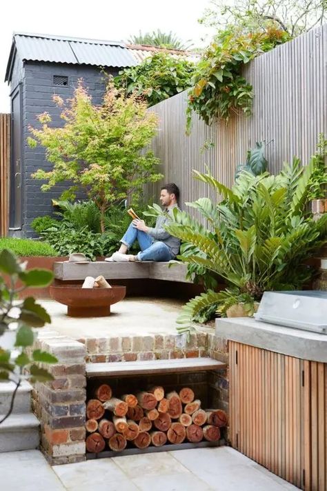 a multi level patio with an outdoor kitchen and an outdoor sitting zone with a fire pit plus lots of greenery around Outdoor Courtyard Design, Small Garden Landscaping, Gardens Illustrated, Courtyard Gardens Design, Small Outdoor Spaces, Outdoor Entertaining Area, City Garden, Small Garden Design, Courtyard Garden