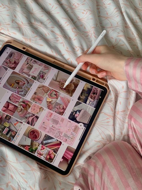 Girly Ipad Aesthetic, Ipad Apple Pencil Aesthetic, Ipad With Pencil Aesthetic, Pink Ipad And Apple Pencil, Ipad And Pencil Aesthetic, Ipad Girly Aesthetic, Ipad Pencil Aesthetic, Ipad Pinterest Aesthetic, Ipad Aesthetic Pictures