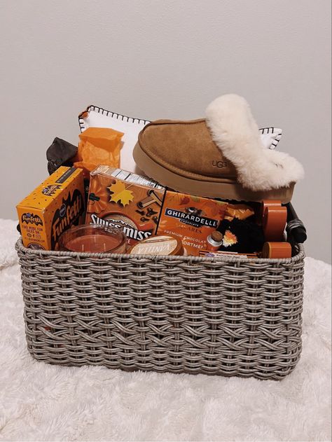 Aesthetic Burr Basket, Cute Boo Basket, Boo Basket Fillers, Boo Basket Cheap, Fall Boo Basket Ideas, Fall Boo Basket, Boo Basket For Girlfriend, Halloween Basket Ideas For Girlfriend, Boo Basket Aesthetic