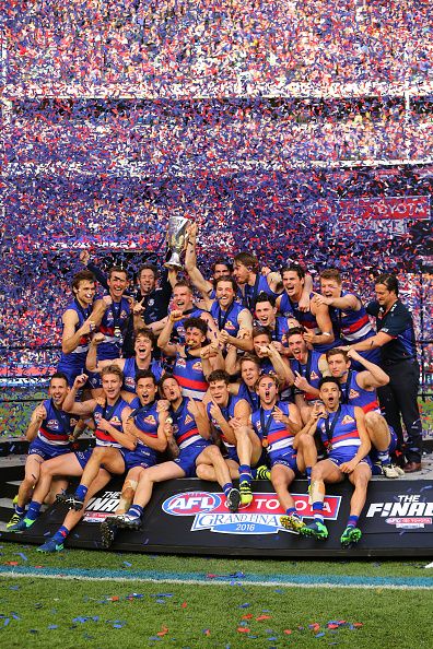 Bulldogs players celebrate the win during the 2016 AFL Grand Final match between the Sydney Swans and the Western Bulldogs at Melbourne Cricket... Josh Dunkley, Bailey Smith, Bulldog Wallpaper, Adelaide Crows, Sydney Swans, Australian Football League, Western Bulldogs, Australia Beach, Bulldog Print