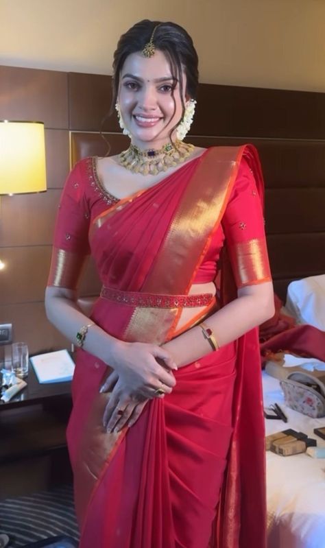 Engagement Looks, South Indian Wedding Saree, South Indian Bride Saree, Engagement Saree, Kerala Bride, Bridal Sarees South Indian, Simple Saree Designs, Indian Bride Outfits, Fashionable Saree Blouse Designs