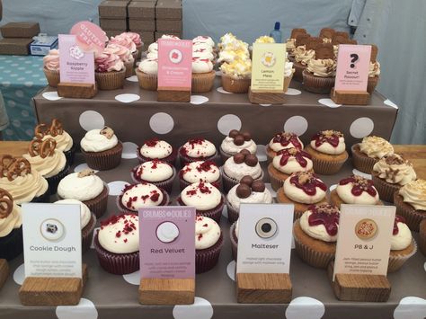 Too good lookin' to eat cupcakes from Crumbs and Doilies at #Carnaby #StreetEat #StreetFood Cupcake Stall Display Ideas, Cupcake Market Stall, Cake Stall Display Ideas, Crumbs And Doilies, Bake Sale Displays, Cupcake Sign, Cupcake Signs, Bake Sale Packaging, Dream Bakery