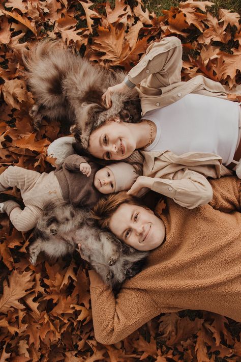 Fall Baby Photos, Fall Photoshoot Family, Autumn Family Photography, Family Photoshoot Poses, Fall Family Portraits, Fall Shoot, Fall Portraits, Outdoor Family Photography, Autumn Family Photos