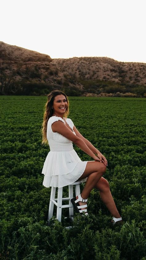 Spring Senior Pictures Outfits, Photo Posing Ideas, Spring Senior Pictures, Cute Senior Pictures, Senior Photoshoot Poses, Senior Photo Ideas, Girl Graduation, Unique Senior Pictures, Photo Posing