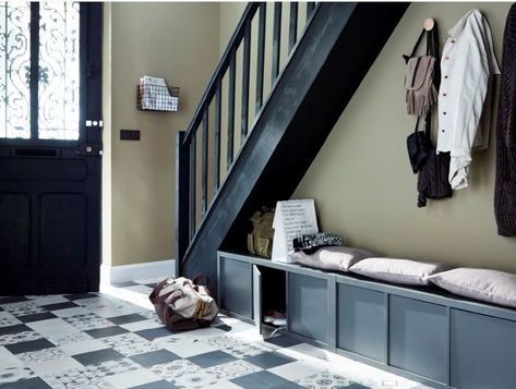 Optimiser l'espace sous l'escalier avec un banc et des patères dans l'entrée - Under stairs ideas storage : a bench in the main entrance // Hellø Blogzine blog deco & lifestyle www.hello-hello.fr Interior Design Under Stairs, Room Under Stairs, Space Under Stairs, Lcd Panel Design, Zimmer Diy, Small Hall, Escalier Design, Understairs Storage, Stair Storage