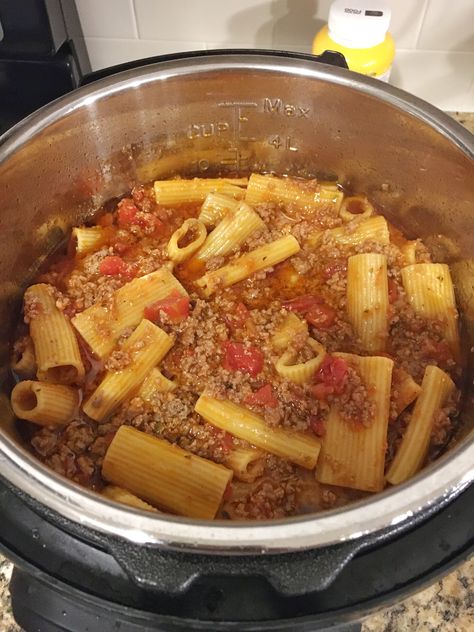 Instant Pot Rigatoni, Pasta And Meat Sauce, Rigatoni Pasta Recipes, Pressure Cooker Pasta, Meat Sauce Recipe, Ninja Cooking System Recipes, Rigatoni Recipes, Camping Meal, Pasta With Meat Sauce