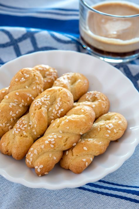 Greek Desert, Greek Butter Cookies, Koulourakia Recipe, Sesame Recipes, Greek Recipes Easy, Picadillo Recipe, Greek Recipes Dessert, Cypriot Food, Mediterranean Foods