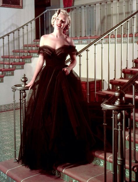 Marilyn Monroe at 1951 Oscars Vestidos Oscar, Oscar Gowns, Vintage Ball Gowns, Ava Gardner, Oscar Dresses, Uma Thurman, Norma Jean, Actrices Hollywood, Norma Jeane