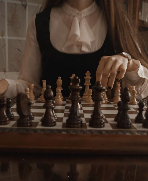 Paradis Sombre, Dark Academy Aesthetic, Dark Acadamia, Academia Aesthetics, Playing Chess, Light Academia Aesthetic, Fotografi Vintage, Dark Academia Aesthetic, Academia Aesthetic