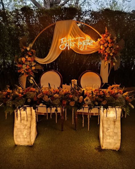 Burnt Orange Wedding Backdrop, Burnt Orange Weddings Centerpiece, Boda Color Terracota, Mexican Wedding Backdrop, Terracota Wedding Theme, Orange Engagement Party, Burnt Orange Wedding Ideas, Burnt Orange Weddings Decorations, Burnt Orange Wedding Theme