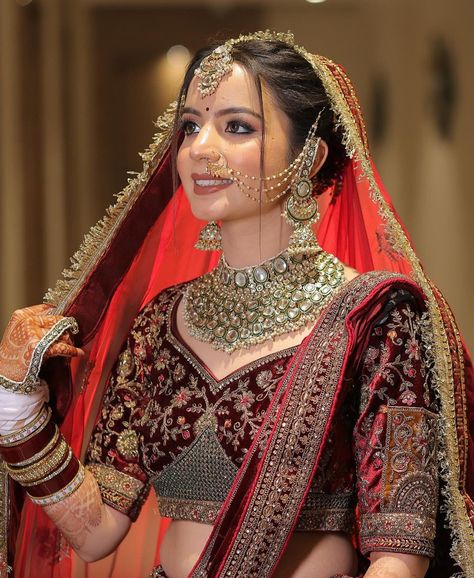 Bridal Lehenga Poses, Latest Bridal Makeup Indian, Simple Engagement Makeup Look, Indian Bridal Hairstyles Wedding, Shadi Makeup, Wedding Nath, Bridal List, Lehenga Simple, Bride Fashion Photography