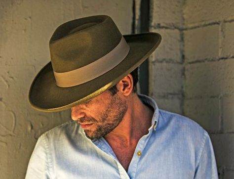 Here Are the 8 Best Summer Hats Guys Can’t Live Without Mens Wide Brim Hat, Fedora Hat Outfits, Mens Summer Hats, Popular Hats, Outback Hat, Mens Fedora, Pork Pie Hat, Mens Hats Fashion, Fedora Hat Men