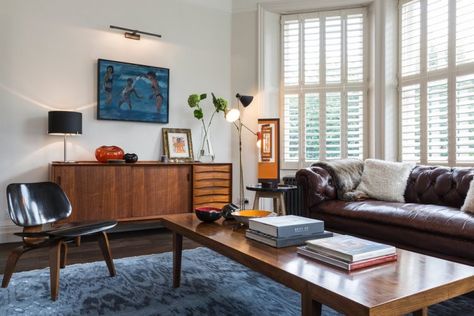 contemporary living room with retro design Mid Century Eclectic Living Room, Rugs Layout, Mid Century Modern Rugs, London Living Room, Living Room Decor Brown Couch, Brown Leather Couch, Furnitur Ruang Keluarga, Retro Living Rooms, Interior Vintage