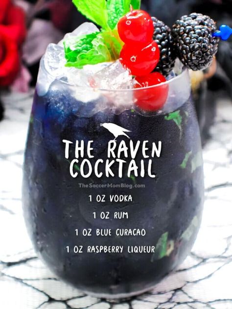 Werewolf Cocktail, Raven Cocktail, Unique Alcoholic Drinks, Fancy Water, Halloween Party Drinks, Halloween Drinks Alcohol, Fun Drinks Alcohol, Bartender Drinks, Halloween Foods