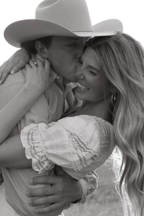 Western Couple Photoshoot, Western Photo Shoots, My Love Photo, Fall Photoshoot Ideas, Country Couple Pictures, Portret Feminin, Cute Country Couples, Western Photoshoot, Western Engagement