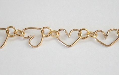 Jewelry Wire Heart Chain DIY ⋆ Dream a Little Bigger Diy Wire Chain, Wire Bracelet Tutorial, Chain Tutorial, Silver Wire Jewelry, Diy Wire Jewelry Rings, Heart Bangle Bracelet, Wire Jewelry Rings, Mom Bracelet, Wire Heart