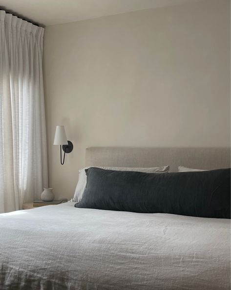 Linen Headboard Bedroom, Spain Bedroom, Linen Bedding Styling, Small Loft Bedroom, Bed Linen Inspiration, Bed Backrest, Linen Bed Cover, Minimalist Bedroom Decor, Linen Headboard