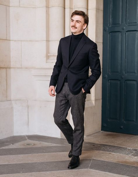 Veste de costume noire portée avec un col roulé noir, un pantalon en laine gratté gris et une paire de Richelieu noire #thenines #asket #fursac #orbans #costumehomme #suit #dandy #bellevilleparis #belleville #madeinfrance #paris #parisianstyle #style #menstyle #look #mode #OOTD #mensfashion #menstyle #menswear #fashionformen #blogger #fashionblogger #vintage #retro Costume Noir, Look Chic, Men's Fashion