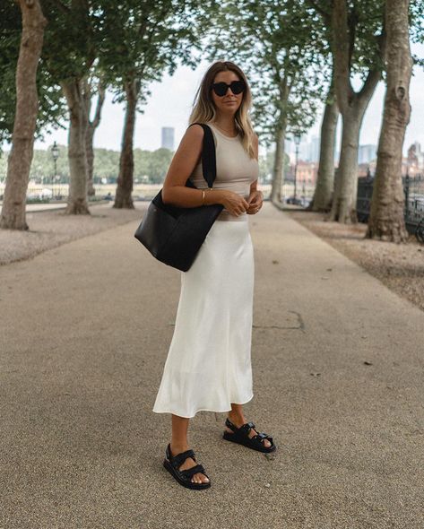 Dad Sandals Outfit, Chanel Dad Sandals, Black Sandals Outfit, Sandals Outfit Summer, Emma Hill, Soft Feminine Outfits, Dad Sandals, Birkenstock Outfit, Chic Summer Style