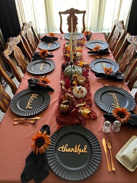 Thanksgiving Themes Decorations, Orange And Gold Thanksgiving Table, Thanksgiving Table Black Plates, Dinner Theme Ideas Decor, Black And Gold Fall Table Setting, Thanksgiving Formal Table Settings, Floral Thanksgiving Table, Table Setting Friendsgiving, Friendsgiving Plate Setting