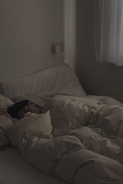 Sleep On Time Aesthetic, Cozy Sleeping Aesthetic, Cozy Sleep Aesthetic Night, Sleep More Aesthetic, Peaceful Sleep Aesthetic, Peaceful Night Aesthetic, Napping Aesthetic, Cozy Sleep Aesthetic, Female Aesthetic Faceless