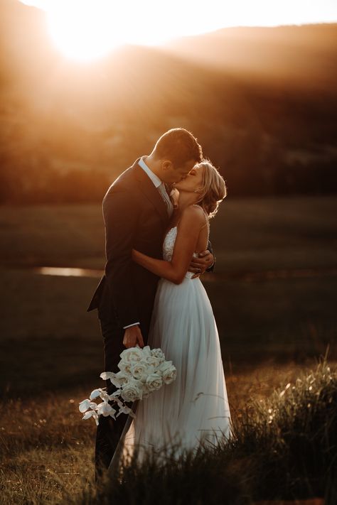 Rustic Wedding Pictures Ideas, Bride Groom Poses Romantic, Wedding Photo Ideas Outside, October Wedding Pictures, Cute Couple Wedding Pictures, In The Moment Wedding Photography, Cute Wedding Photo Ideas Couple, Pasture Wedding Photos, Wedding Photography Poses Bride And Groom