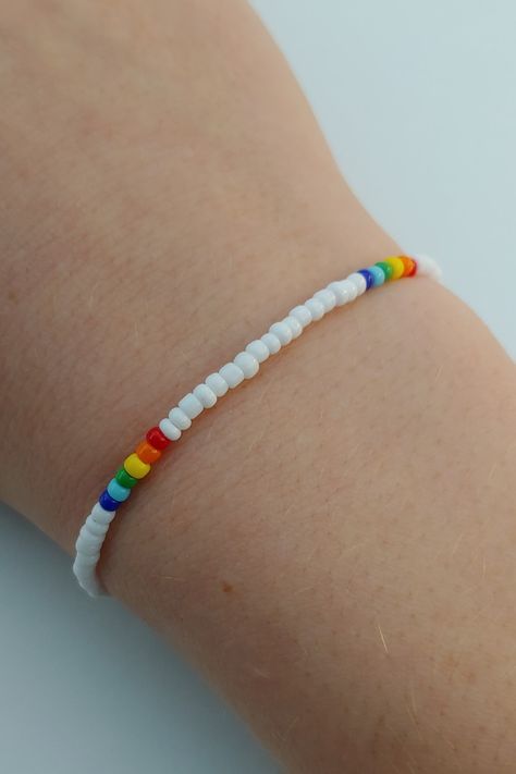 Pride Friendship Bracelet Beads, Rainbow Seed Bead Bracelet, Stretchy Bracelets Diy Ideas, Lgbtq Bracelet Beads, Pride Beaded Jewelry, Pride Bracelet Diy Beads, Pride Beaded Bracelets, Pride Bracelet Diy, Pride Jewelry Diy