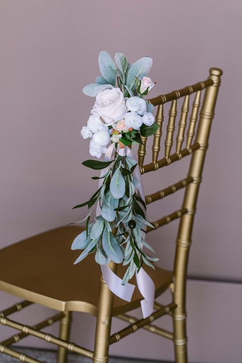 Outdoor ceremony aisle