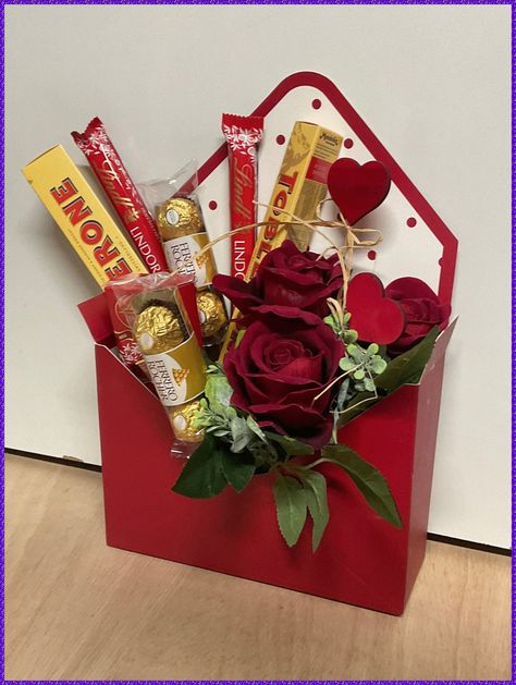 [SponsoredPost] 51 Incredible Chocolate Gift Basket Ideas Advice You Have To See This Season #chocolategiftbasketideas Chocolate Gifts Box, Box Of Sweets Gifts, Chocolate Gift Ideas For Him, Valentines Gifts Idea, Clear Flower Boxes, Chocolate For Gift, Gift Boxes To Sell, Birthday Gift For Him Ideas, Valentine Hampers Ideas For Him