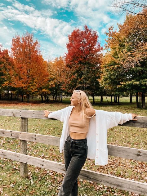 Cute Fall Pictures, Womens Fall Outfits, Fall Photo Shoot Outfits, Fall Shoot, Thanksgiving Pictures, Autumn Instagram, Thanksgiving Outfit Ideas, Fall Senior Pictures, Fall Photoshoot