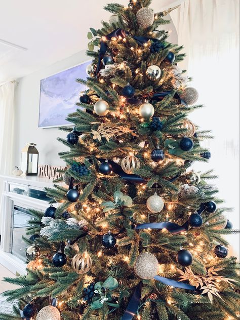 Blue Black Silver Christmas Decorations, Christmas Tree With Blue And Gold, Navy Blue Theme Christmas Tree, Blue And Gold Xmas Tree, Navy Christmas Tree Ideas, Christmas Tree Blue Theme, Blue Christmas Tree Theme, Blue Silver Gold Christmas Tree, Christmas Tree Ideas Navy Blue