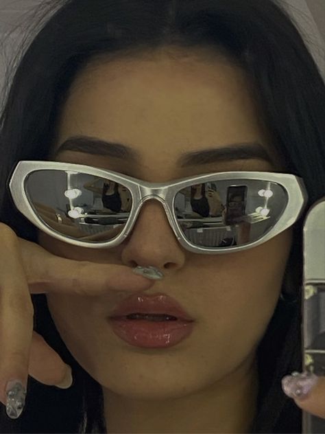 Y2k Glasses Aesthetic, Y2k Things, Y2k Glasses, Summer Glasses, Y2k Sunglasses, Aesthetic Grunge Outfit, Mirror Selfie Poses, Makeup Looks Tutorial, Selfie Ideas Instagram