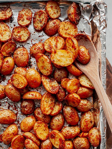 Ways To Cook Mini Potatoes, Crispy New Potatoes, Baked Petite Gold Potatoes, Baking Mini Potatoes In Oven, Quick Mini Potato Recipe, Crispy Seasoned Potatoes, Cooking Mini Potatoes, Pee Wee Potatoes Recipe, Best Roasted Mini Potatoes