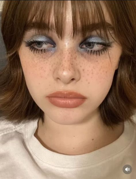 Silver Eyeshadow Looks, Eyeshadow Inspiration, Blue Eyeshadow Makeup, Applying Eyeshadow, Silver Eye Makeup, Blue Eyeshadow Looks, Grey Makeup, Blue Makeup Looks, 70s Makeup