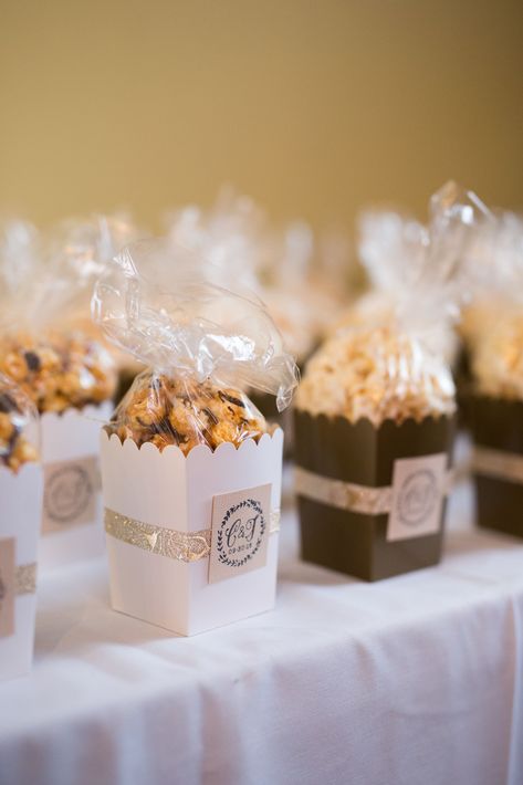 Caramel Corn Wedding Favors, Popcorn Box Party Favor, Wedding Favor Popcorn, Popcorn For Wedding, Food Favors Wedding, Snack Box Ideas Gift Party Favors, Popcorn Wedding Favors For Guests, Popcorn At Wedding, Popcorn Doorgift