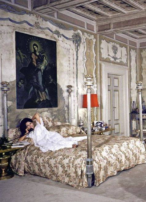 Villa Sara, Rome, 1964. Sofia Loren... Old Hollywood Bedroom, Marilyn Monroe Bedroom, Hollywood Bedroom, Old Hollywood Homes, Vintage Mansion, Hollywood Mansion, Sofia Loren, Hollywood Homes, Rich Home