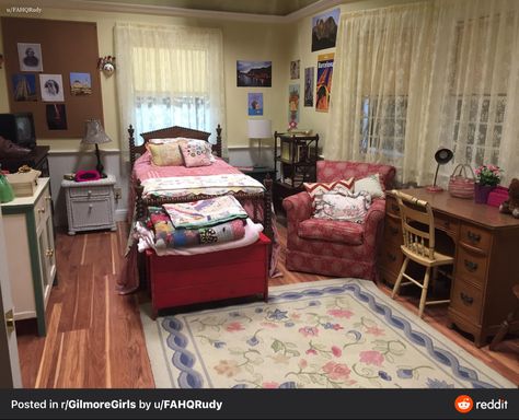 Lorelei Gilmore Room, Gilmore House Interior, Gilmore Girls House Aesthetic, Lorelai Gilmore House Interior, Gilmore Girls Home Aesthetic, Rory Gilmore Room Ideas, Rory Gilmore Room Inspiration, Lorelai Gilmore Room, Rory Room Aesthetic